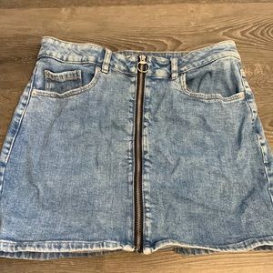 Garage key hole zip up skirt